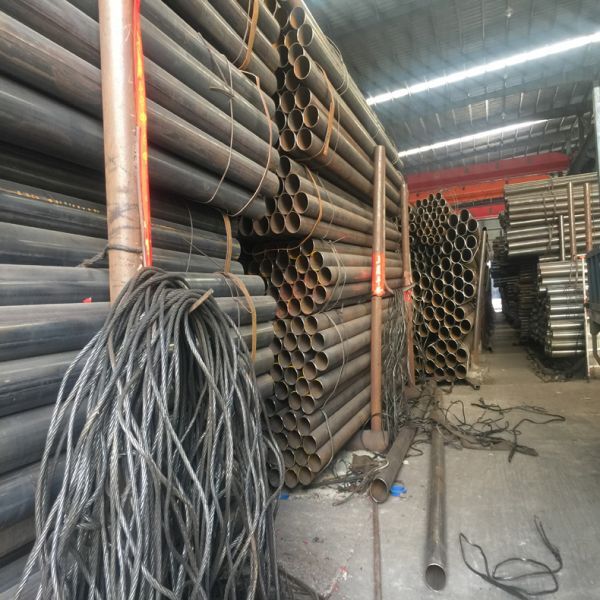 焊接鋼管斜軋穿孔過程中實心管坯是如何穿成空心毛管的？